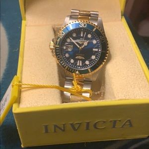 invicta watch never worn . Comes with the box.